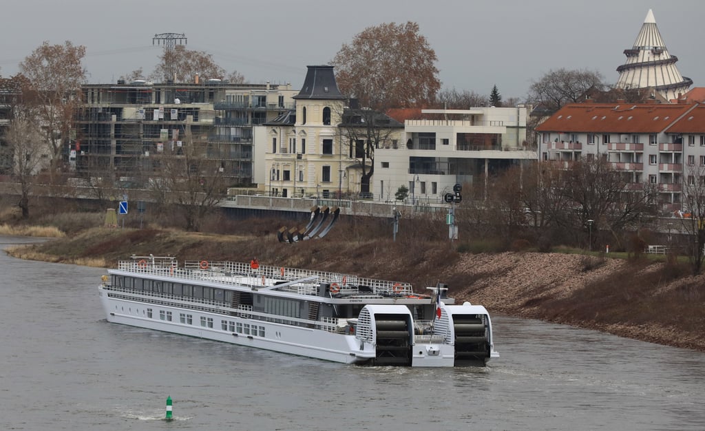 Das französische Flusskreuzfahrtschiff „Elbe Princesse“ passiert auf der Elbe die Landeshauptstadt stromabwärts. Auf „Kreuzfahrer“-Touristen will Magdeburgs Tourismusmanager Hardy Puls künftig auch mehr ein Augenmerk legen.