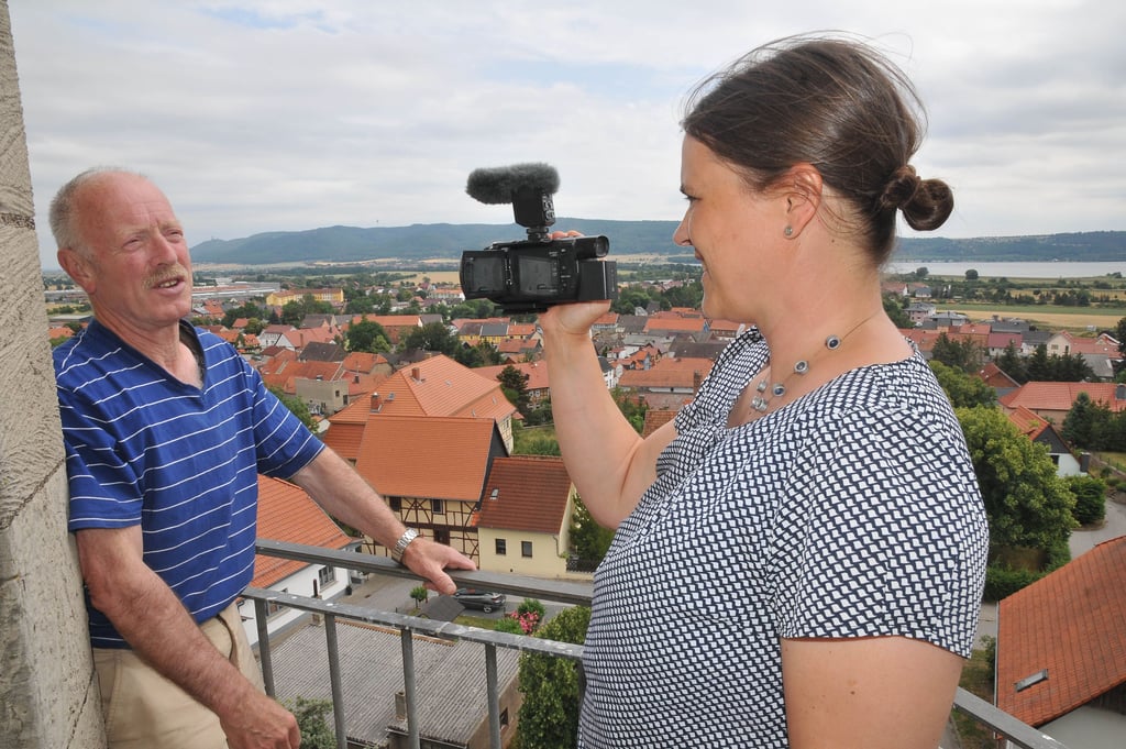 Pfarrerin Mareike Blischke filmt Gerhard Schröter.