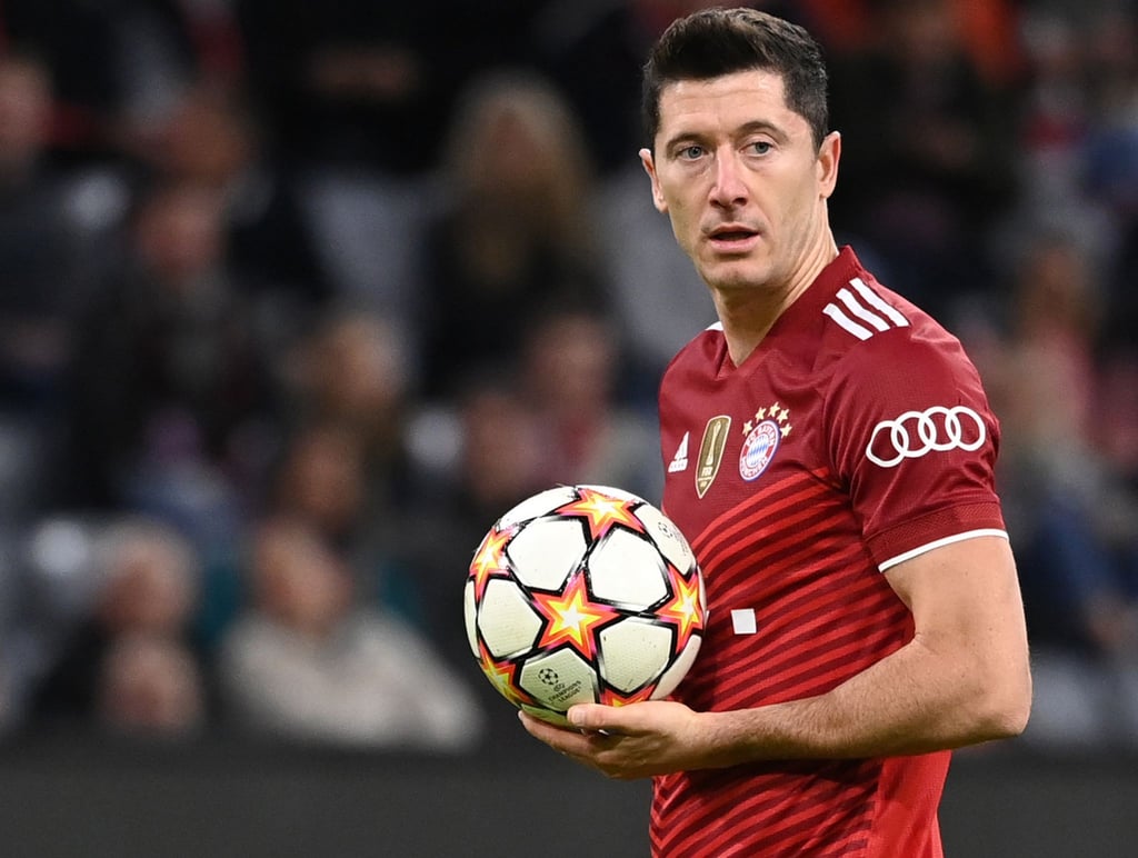 Dauerthema des Sommers: Robert Lewandowski will zum FC Barcelona wechseln, die Bayern-Bosse verweisen hingegen auf dessen Vertrag.