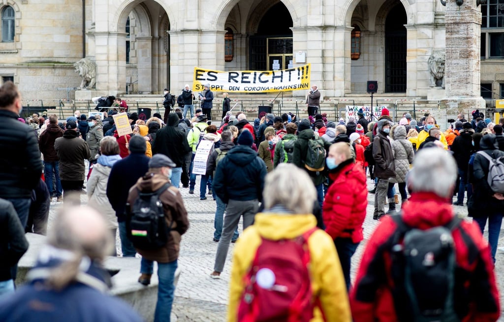 Zahlreiche Teilnehmende stehen während einer Demo der Bewegung „Es reicht!“ auf dem Trammplatz.