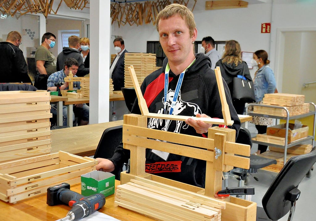 Andy Kugler gehört zu den Mitarbeitern in der Tischlerwerkstatt des Christlichen Jugenddorfes Salzwedel. Er fertigt Holzrahmen an, die in Bienenstöcken verwendet werden.
