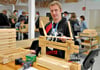 Andy Kugler gehört zu den Mitarbeitern in der Tischlerwerkstatt des Christlichen Jugenddorfes Salzwedel. Er fertigt Holzrahmen an, die in Bienenstöcken verwendet werden.