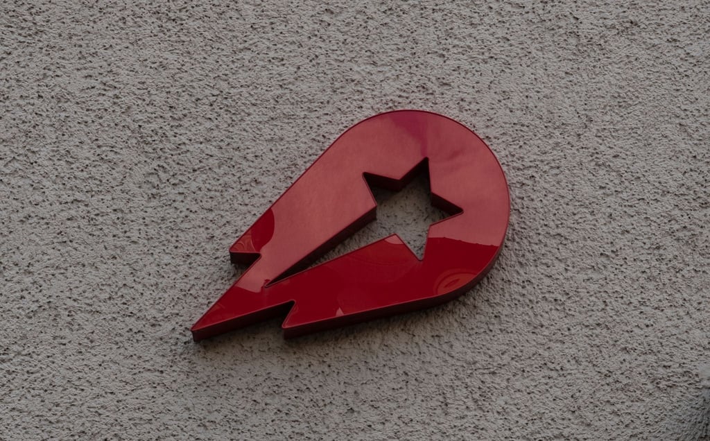 Das Logo des Essenslieferdienstes Delivery Hero, angebracht am Firmensitz des Dax-Unternehmens in Berlin.