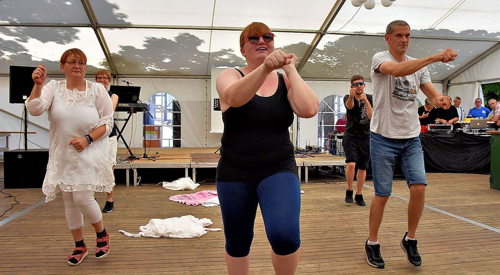 Elemente aus der thailändischen Sportart Muay Thai zeigen Frauen und Männer der Stiftung Neinstedt bei den Festtagen in Calvörde. Für den Auftritt ernten die Sportler tosenden Beifall.