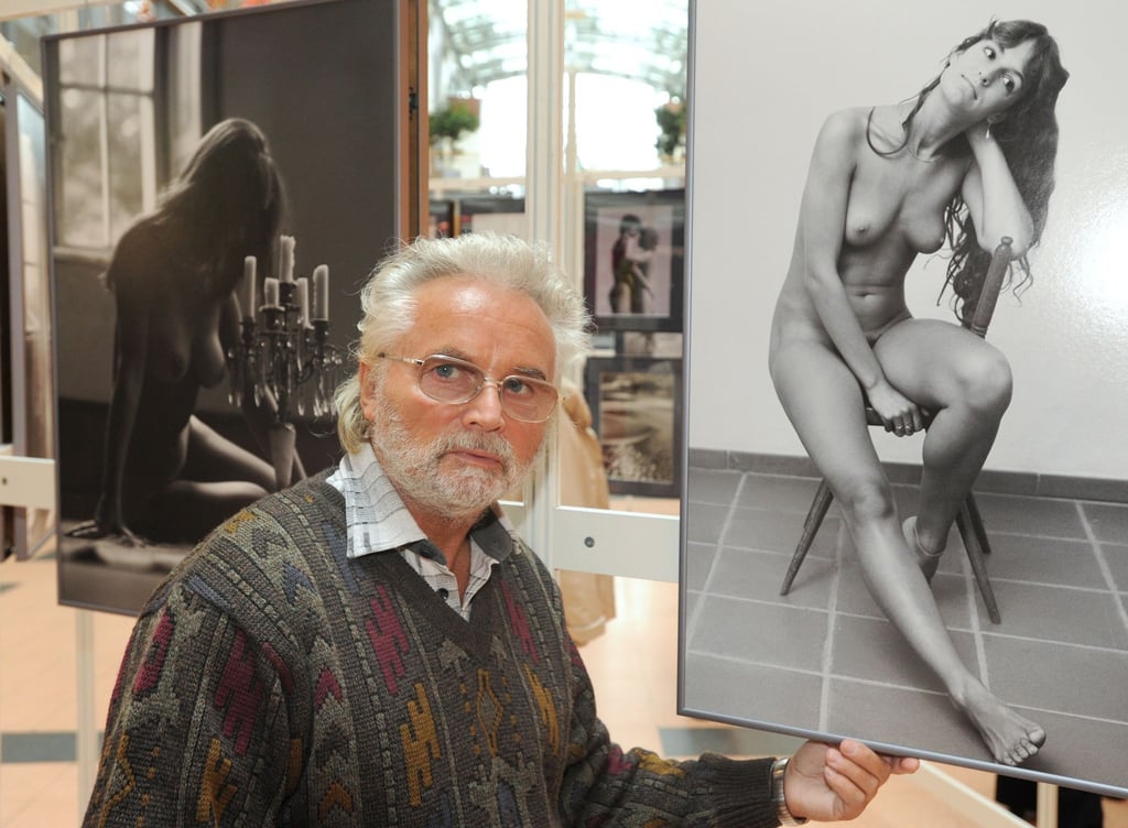 Der ostdeutsche Aktfotograf Klaus Ender in seiner Fotoausstellung "Akt und Landschaft" in Stralsund.