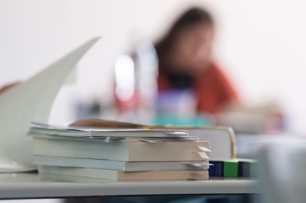 Da den Schülern Themen für die Abiturprüfung verraten wurden, mussten sie die Arbeit nachschreiben.