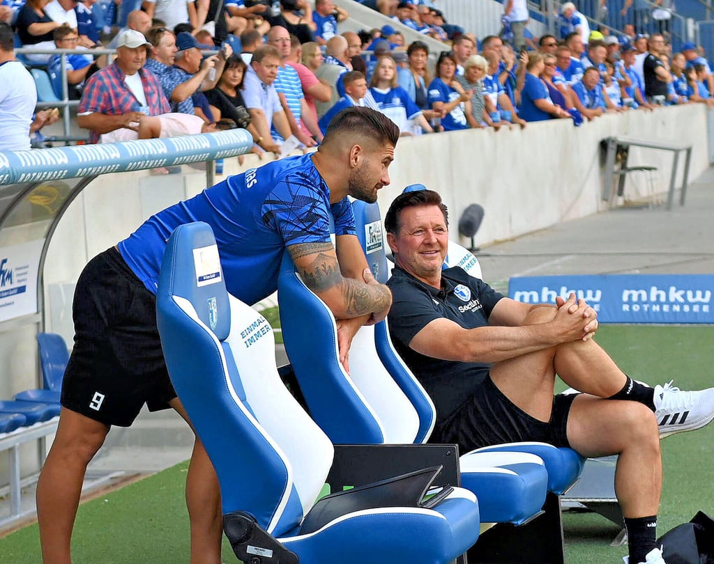Entspannte Gesichter beim 1. FC Magdeburg auf dem Weg zur Zielgeraden der Saisonvorbereitung: Cheftrainer Christian Titz (r.) und Angreifer Kai Brünker, der sich nach seinem Syndesmosebandriss langsam ans Team herantastet.