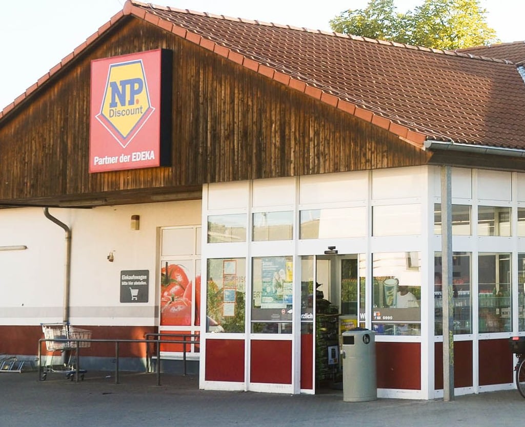 In Förderstedt gibt es einen von 14 NP-Märkten im Salzlandkreis. Sie gehören zu Edeka. Der Handelsriese will die Billig-Marke bis zum Jahr 2026 aufgeben. Was bedeutet dies? 