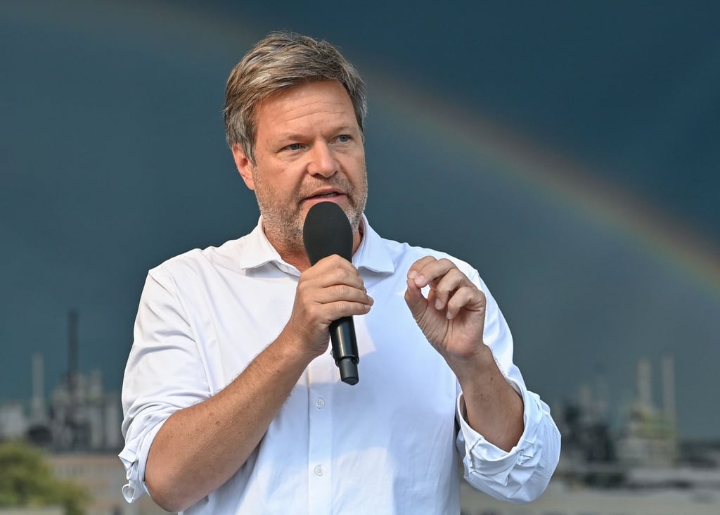 Wirtschaftsminister Robert Habeck kündigt extreme Preiserhöhungen für Strom im kommenden Winter an.