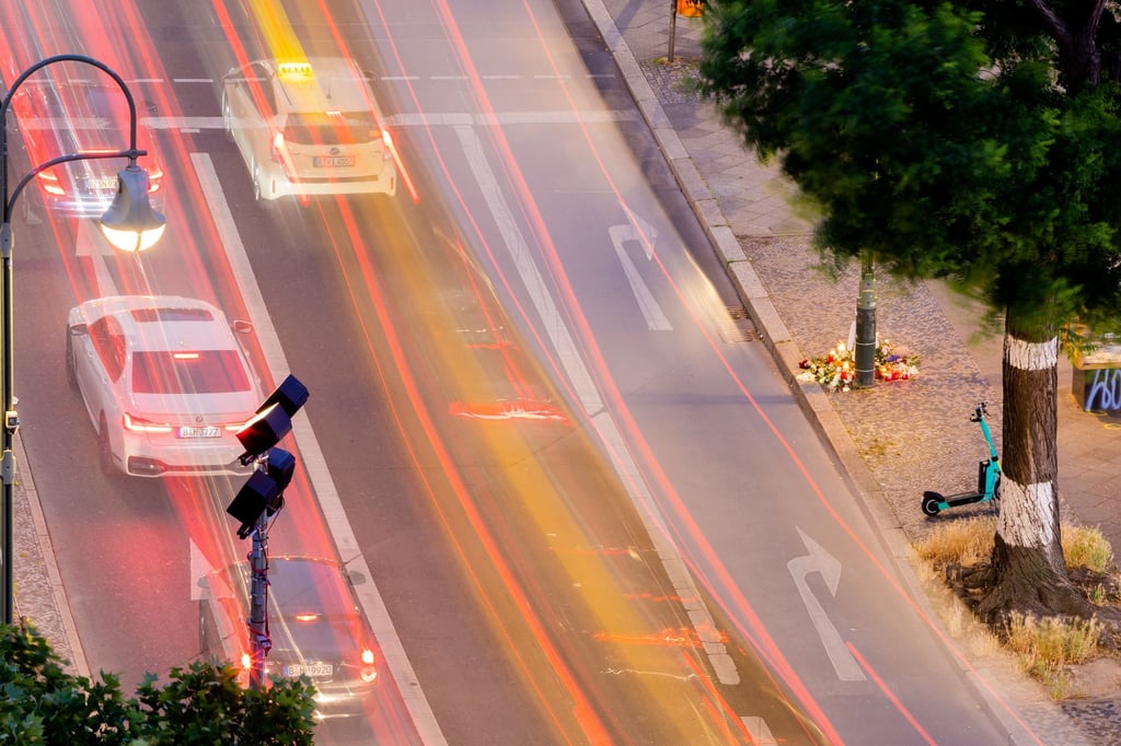 Blumen liegen am Straßenrand, wo ein Autofahrer am 08.06.2022 in eine Menschenmenge gefahren war.