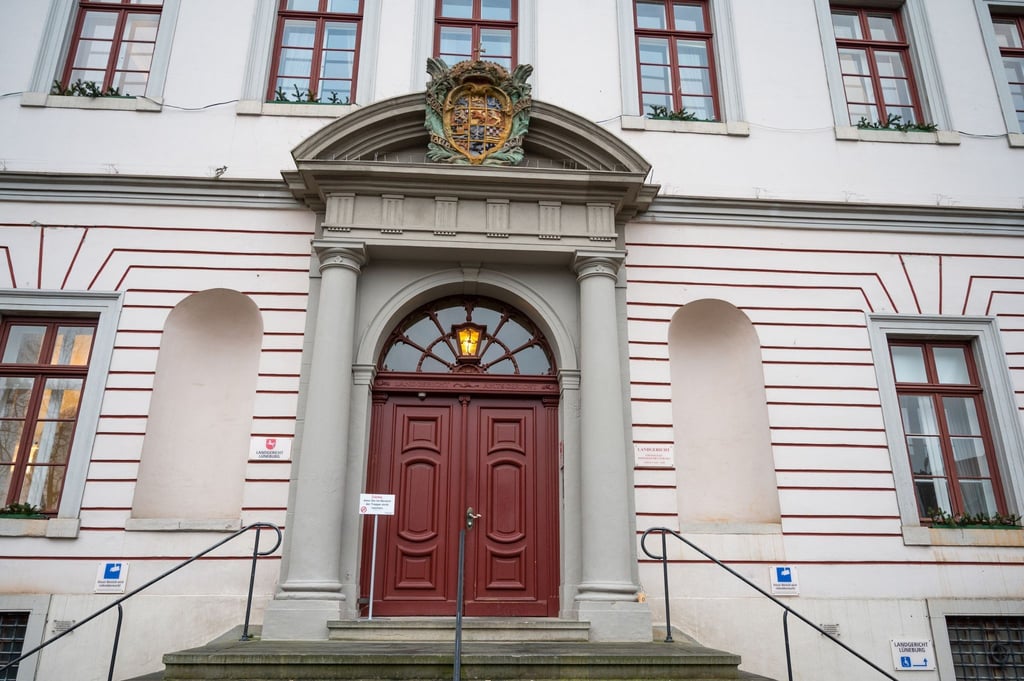 Eine Treppe führt zum Haupteingang vom Landgericht Lüneburg.