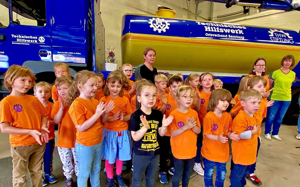 Das THW in Bernburg hat einen neuen 10.000-Liter-Tank bekommen. Die Kinder des Martinszentrums, mit dem das THW kooperiert, hatten für die feierliche Übergabe ein Programm vorbereitet.