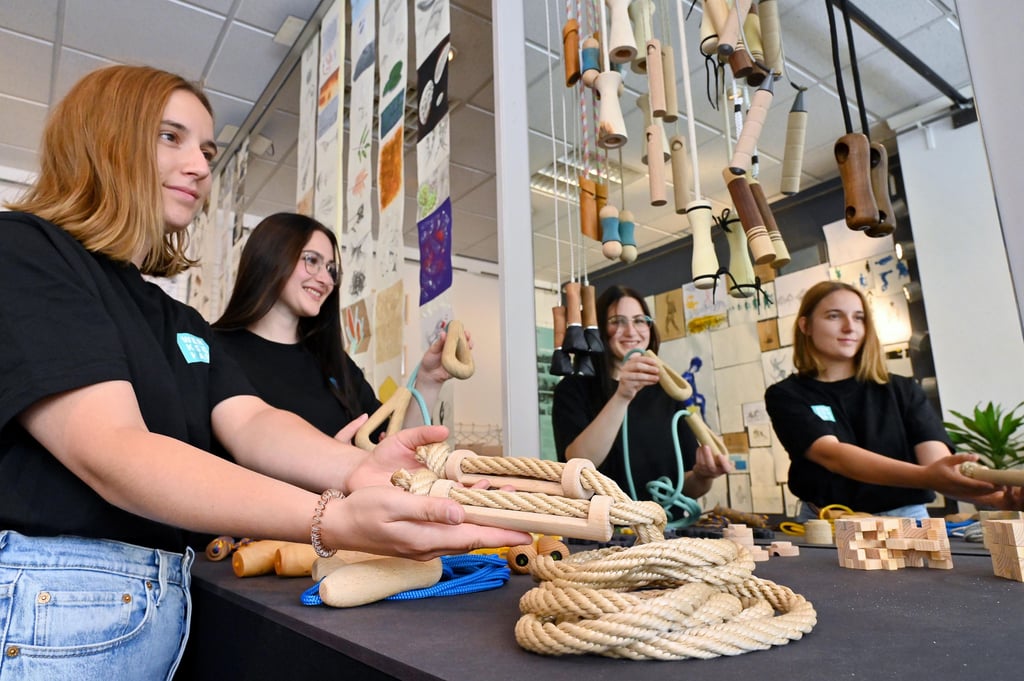 Ein Springseil wird zum Designobjekt: Sophie Dettweiler (links) und Ena Merdovic haben besondere Handgriffe aus Holz entworfen.
