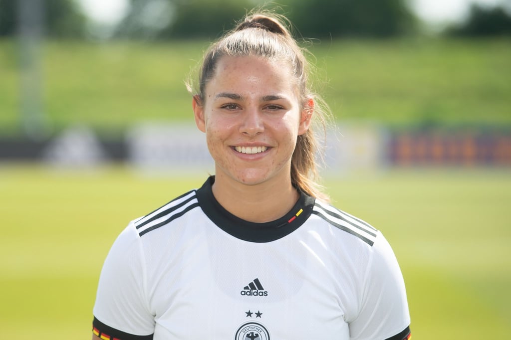 Nationalspielerin Lena Oberdorf hat ihren Vertrag beim VfL Wolfsburg vorzeitig verlängert.