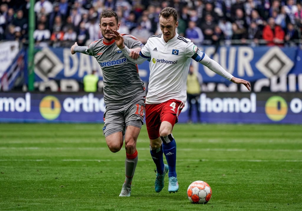 Hamburgs Sebastian Schonlau (r) im Zweikampf mit Paderborns Dennis Srbeny.