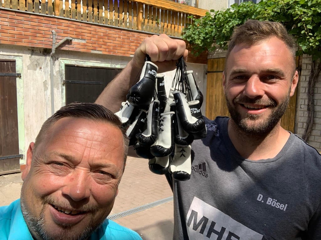 Dominic Bösel (r.) hat René Kräuter signierte Handschuhe für die Stadtmeisterschaft zur Verfügung gestellt.