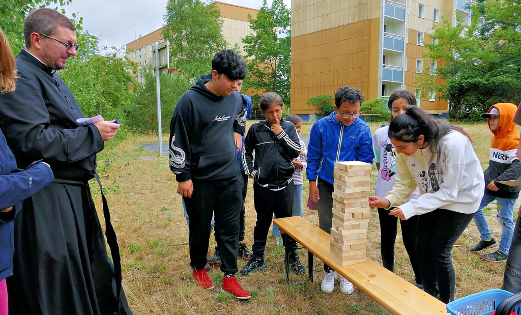 Holzturm statt Turmbau zu Babel bei der kleinen Olympiade in Holzdorf-Ost