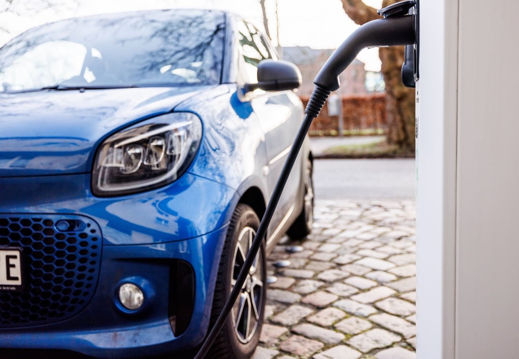 Eine Gruppe von Unternehmen fordern für den Umstieg auf E-Mobilität konkrete gesetzliche Maßnahmen.