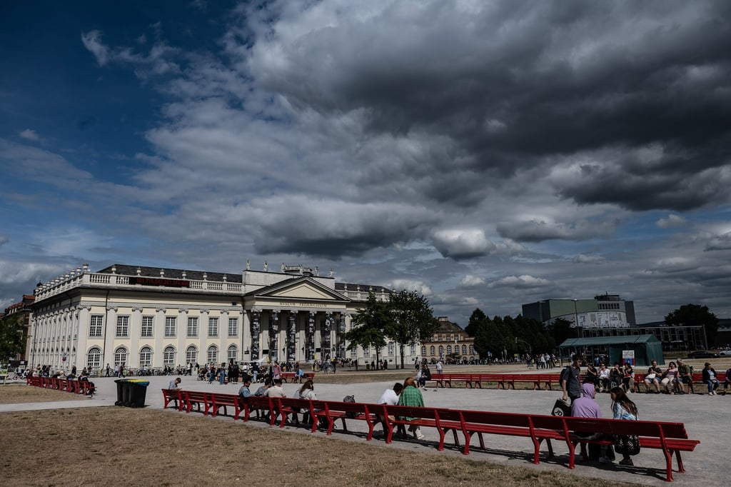 Dunkle Wolken über dem Museum Fridericianum auf der documenta in Kassel.