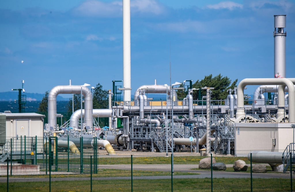 Blick auf Rohrsysteme und Absperrvorrichtungen in der Gasempfangsstation der Ostseepipeline Nord Stream 1.
