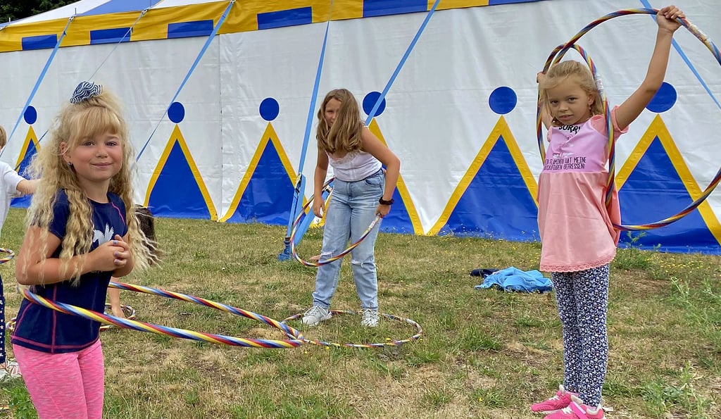 In verschiedenen Gruppen üben die insgesamt rund 100 Grundschüler gemeinsam mit den Zirkusprofis ihre jeweiligen Auftritte. Es gibt Jongleure, Akrobaten, Seiltänzer sowie Hula-Hoop-Mädchen und vieles mehr.