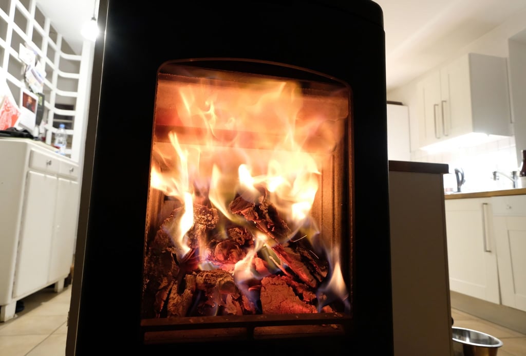 Ein Feuer brennt in einem Holzofen.