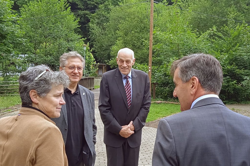 Masten mit alten Überland-Telefonleitungen und kaum Funknetz im Selketal: Infrastruktur-Ministerin Lydia Hüskens im Gespräch mit Landrat Thomas Balcerowski (r.), Falkensteins Bürgermeister Klaus Wycisk (2.v.l.) und Ministeriumsvertreter Theo Struhkamp während ihres Arbeitsbesuches in Meisdorf.