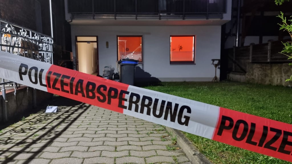 Blick auf ein Haus mit einem Absperrband der Polizei davor.