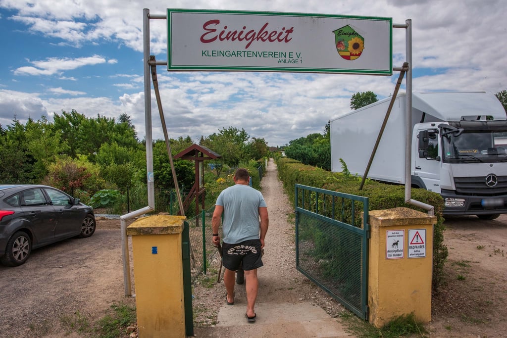 Der Hauptweg durch die Kleingartenanlage „Einigkeit“ wurde mit Schottersplitter saniert. Das macht das Befahren zur Herausforderung.