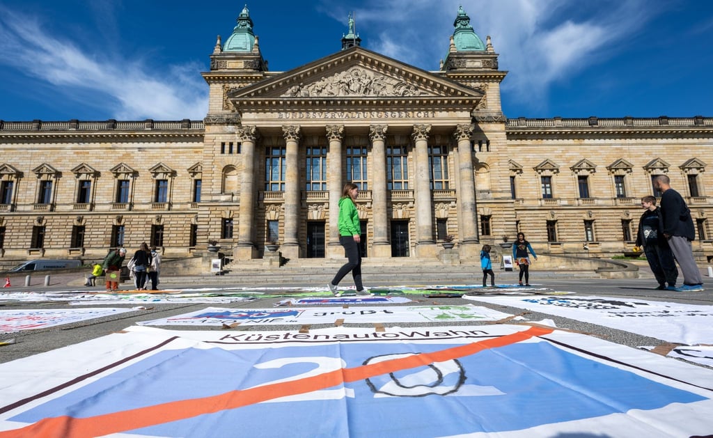 BUND-Aktivisten protestieren vor dem Bundesverwaltungsgericht in Leipzig gegen die Küstenautobahn A20.