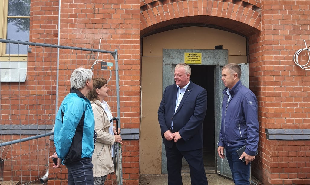 Baustellen-Besuch an der Grundschule „Ludwig Uhland“. Neu-Bürgermeister René Zok (2. v.r.) schaute sich um.