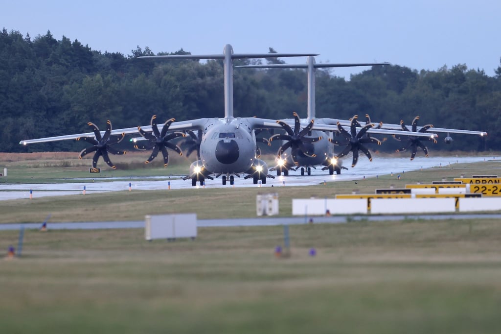 Zwei A400M-Transportmaschinen der Bundeswehr auf dem Fliegerhorst Wunstorf nach Rückkehr von einer Evakuierungsmission in Afghanistan im August 2021.