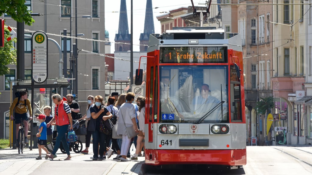 Die Havag fährt wieder. Auch am Steintor können die Fahrgäste wieder einsteigen.