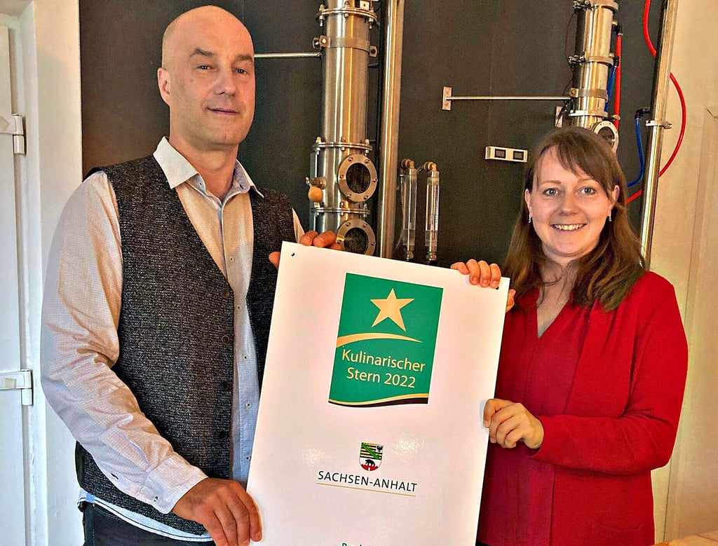 Frank Franke von der Wörlitzer Spirituosen Manufaktur mit dem Stern im Wettbewerb „Kulinarisches Sachsen-Anhalt 2022“ und Christine Braunert von der Agrarmarketinggesellschaft Sachsen-Anhalt mbH