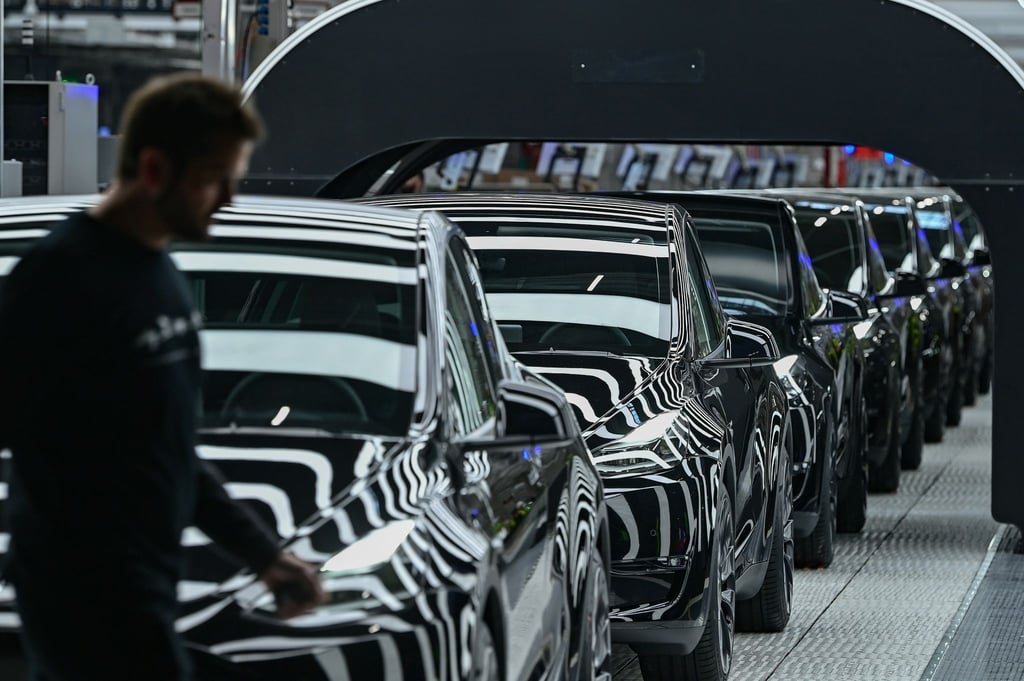 Elektrofahrzeug vom Typ Model Y stehen zur Eröffnung der Tesla-Fabrik Berlin Brandenburg auf einem Band. Knapp vier Monate nach dem Start geht die Tesla-Autofabrik in Brandenburg in eine zweiwöchige Produktionspause.