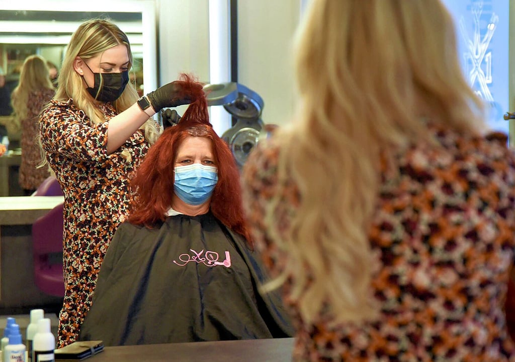 Nach dem Corona-Lockdown konnten die Friseure mit Hygieneauflagen wie Masken wieder öffnen.