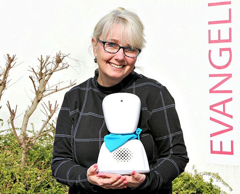 Anja Leiß ist Schulleiterin der Evangelischen Grundschule Magdeburg. Mit dem kleinen Roboter werden Kinder unterstützt, die nicht am Unterricht teilnehmen können.