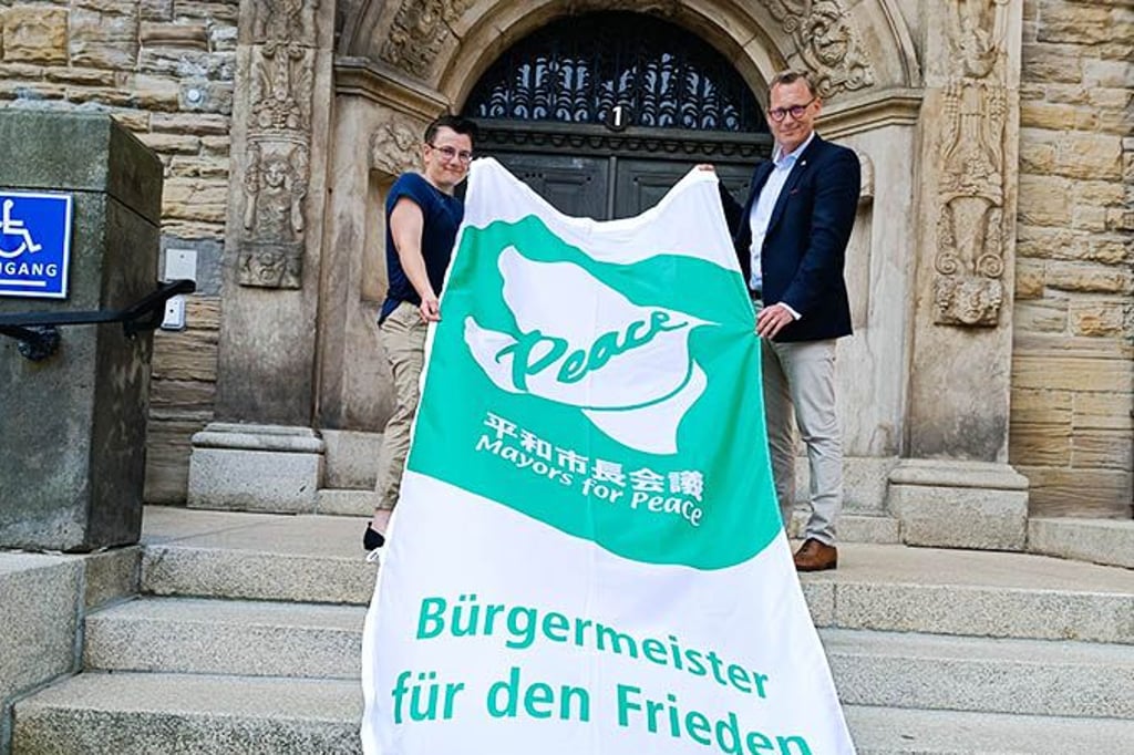 Zeitz zeigt Flagge: Bürgermeisterin Kathrin Weber und OB Christian Thieme (CDU)
