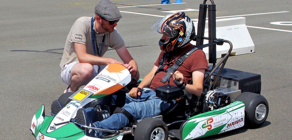Paul May gab Philipp Dehne, der in dem neuartigen Inklusions-Kart Platz genommen hatte, vor dem Start noch ein paar wichtige Tipps zur Steuerung mit auf den Weg.