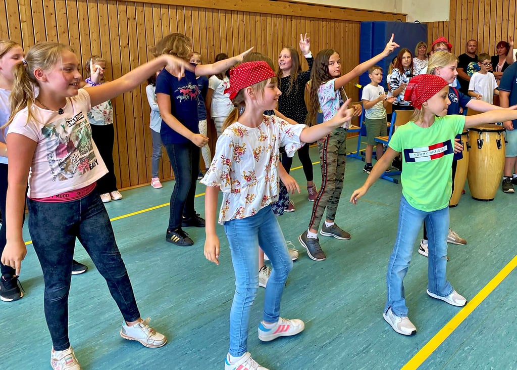 Die Kinder der „Guddensteingrundschule“ unterhielten die Gäste mit Tanz, Trommeln und Gesang.