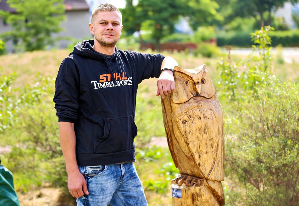 Holzskulpturen sind das große Hobby von Thomas Roschk aus Beuna. Diese Eule von ihm steht im neuen Bürgerpark.