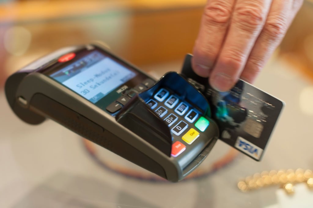 Bargeldloses Bezahlen wird immer beliebter. Eine Erhebung der Bundesbank ergab: Von allen erfassten Zahlungen an der Ladenkasse, in der Freizeit oder im Onlinehandel erfolgten 29 Prozent mit einer Karte.