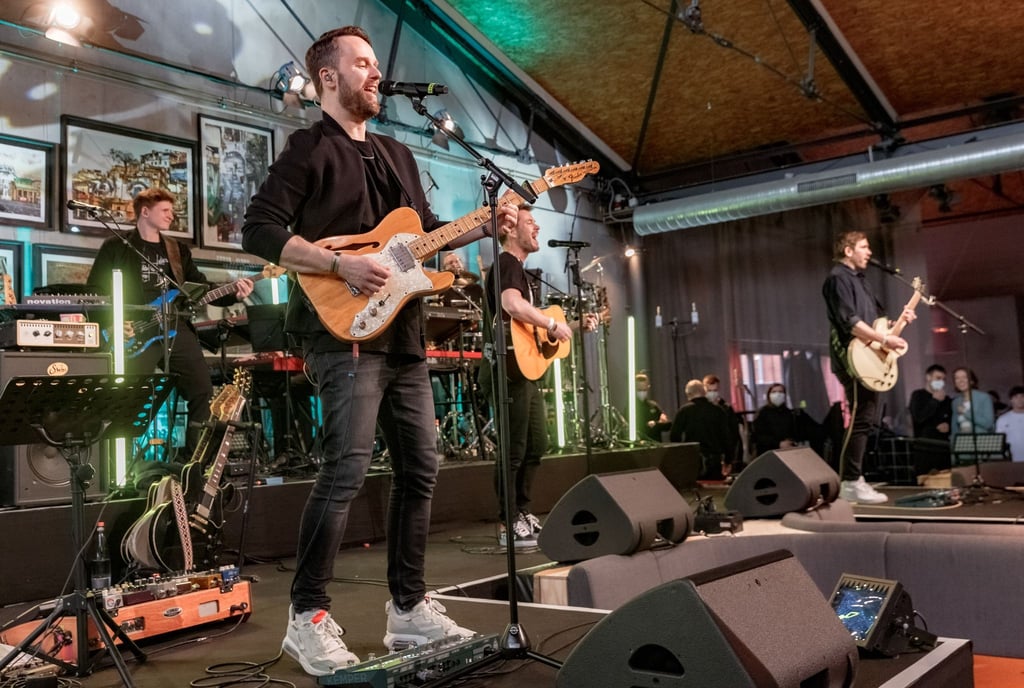 Die Band Revolverheld spielt im April bei der Spendenaktion „All hands on Deck“. Ihre für Anfang 2023 geplante Tour sagt sie ab.