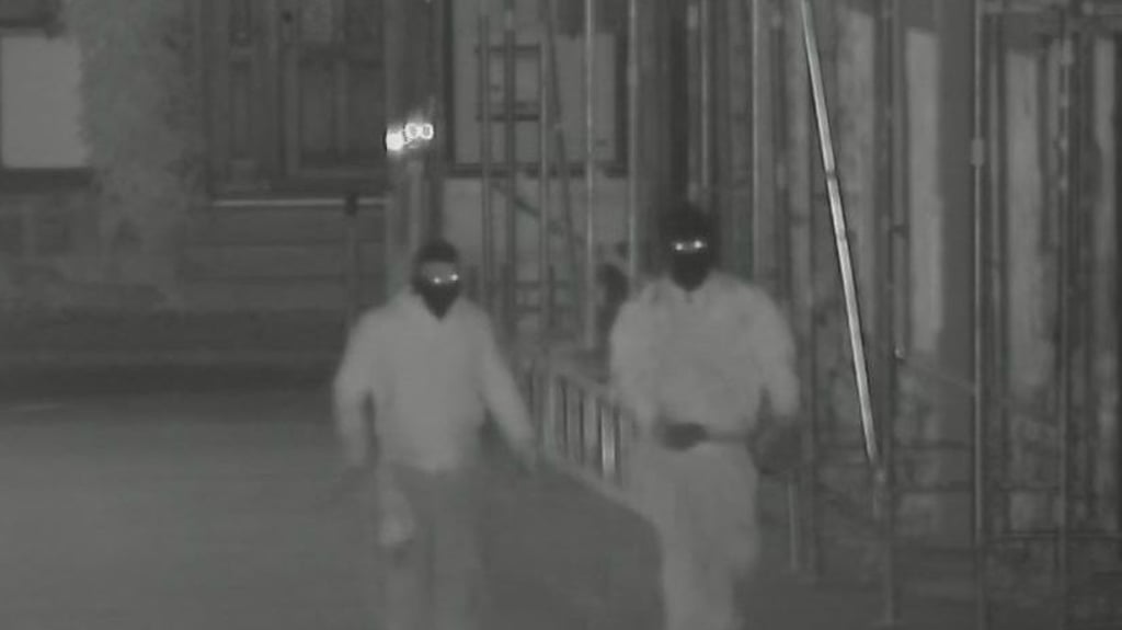 Dramatische Szenen haben sich im Herbst 2021 bei einem Großbrand in Quedlinburg abgespielt. Die Polizei sucht nun mithilfe von Aufnahmen nach Zeugen: Wer kennt diese Männer?