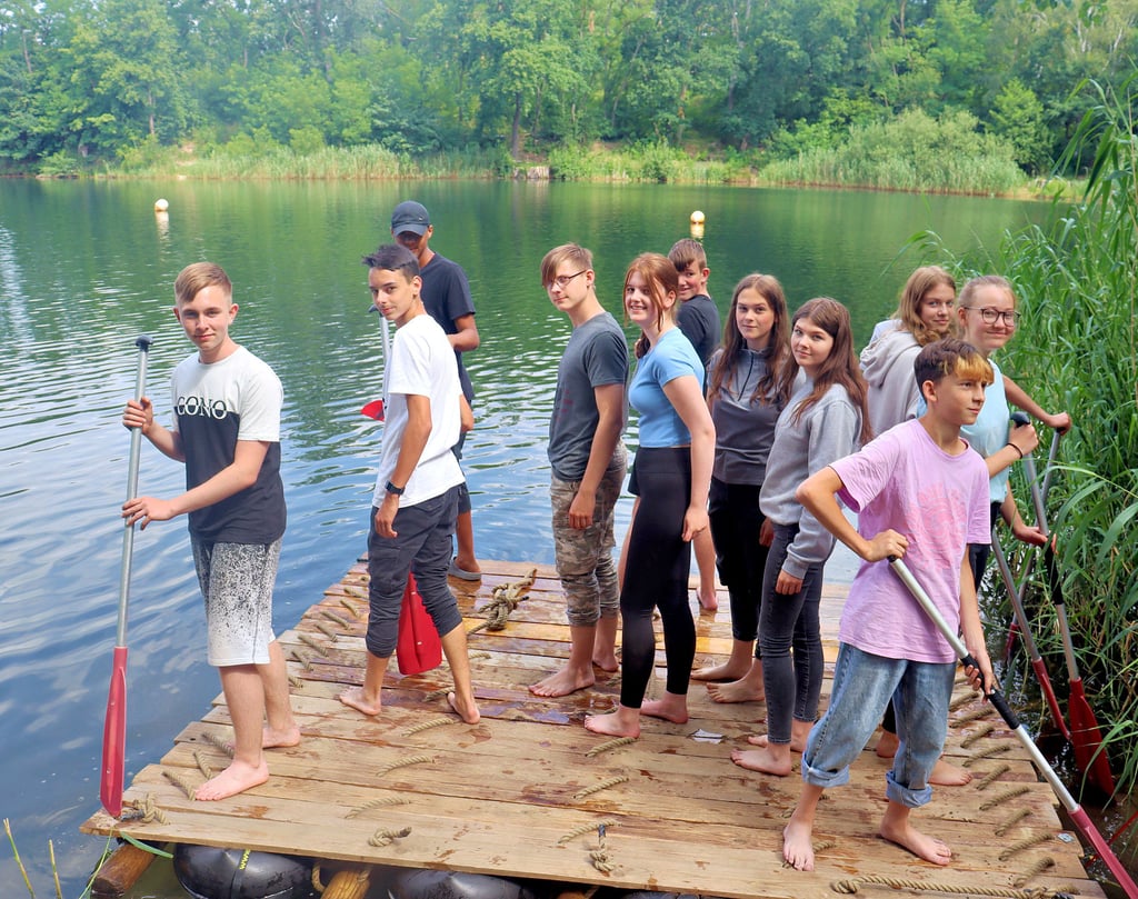 Nach etwas über einer Stunde ist das erste selbstgebaute Floß im Wasser und trägt zwölf Schüler und Schülerinnen.