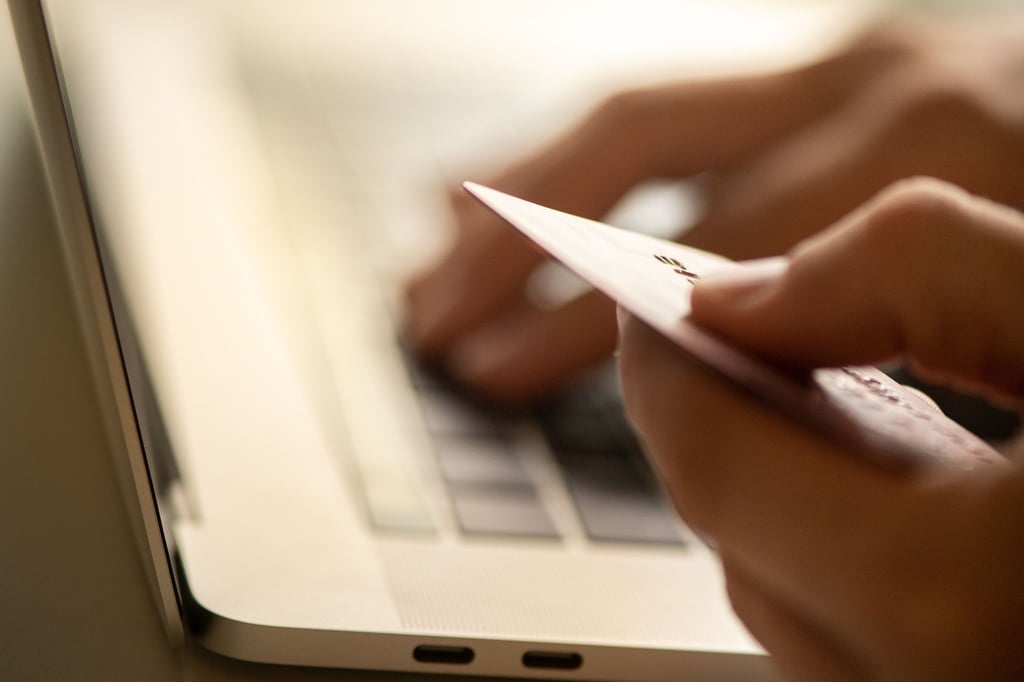 Kennen Sie das Zahlungslimit Ihrer Kreditkarte im Ausland? Bei vielen Banken lässt sich das mit wenigen Mausklicks online überprüfen.