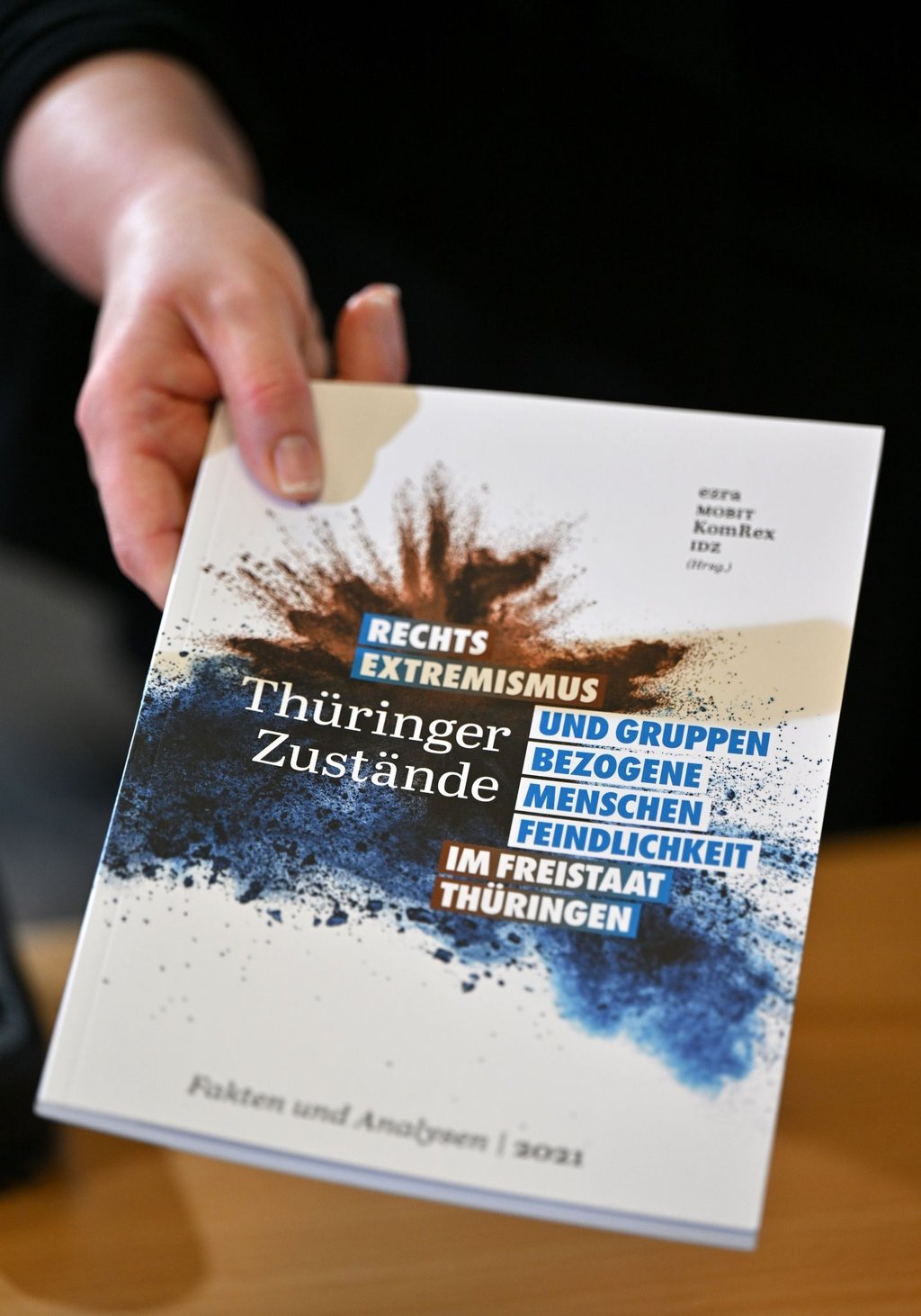 Die Publikation "Thüringer Zustände 2021" wird im Thüringer Landtag präsentiert.