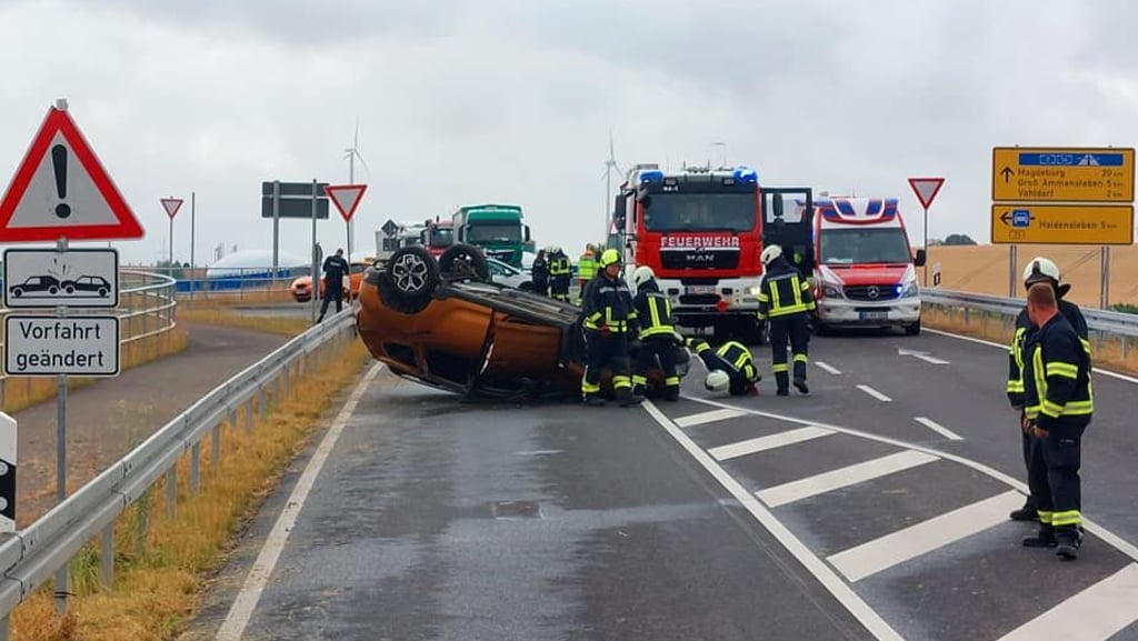 Die Freiwillige Feuerwehr Haldensleben beim Einsatz nach dem Unfall an der B71 am Donnerstag, 7. Juli 2022, an der Abfahrt Wedringen.