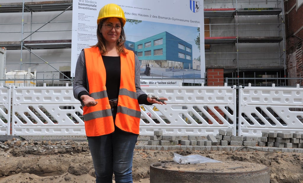 Rebecca Wachsmuth mit spätmittelalterlichen Scherben, die der Untergrund der Schulstraße freigegeben hat.