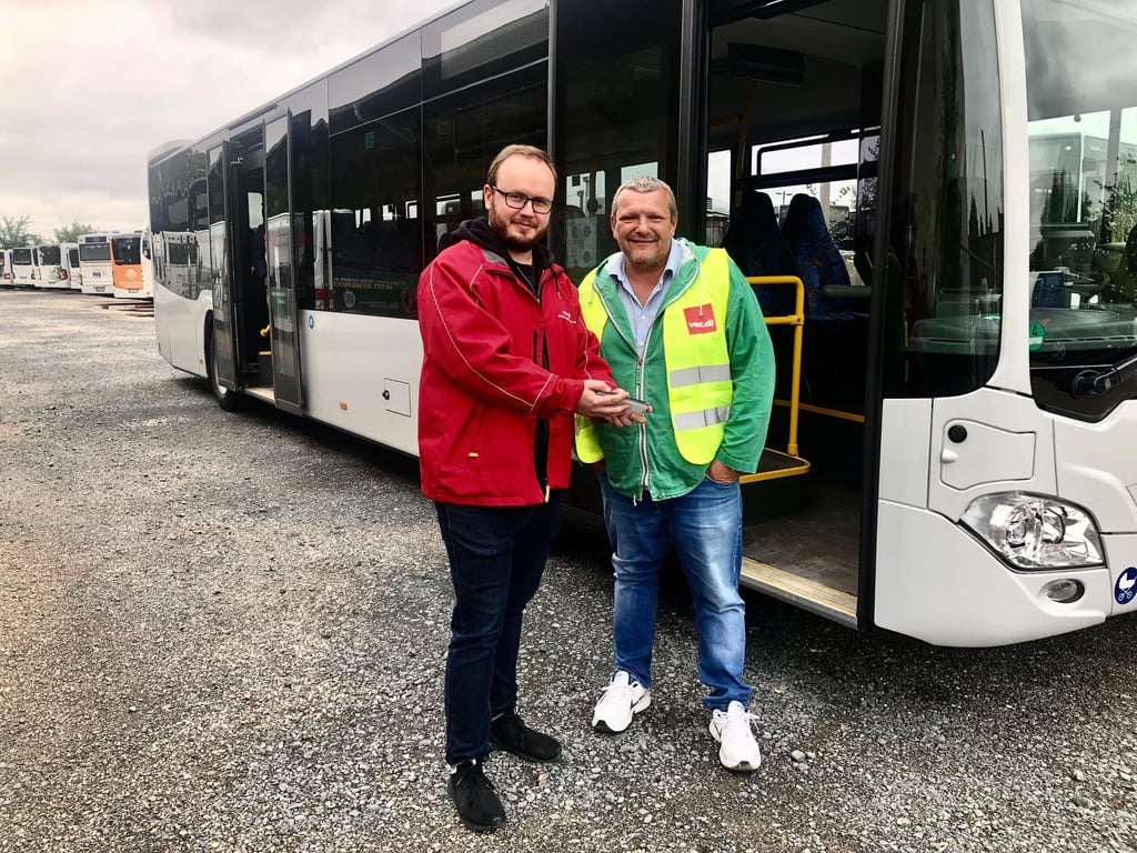 Die Dienstleistungsgewerkschaft ver.di hat zum Warnstreikaufgeruden. Busfahrer René Nachsel, Mitglied der Tarifkommission (rechts,) und ver.di-Gewerkschaftssekretär Johannes Mielke  freuen sich über eine hohe Beteiligung am Streik bei der Personenverkehrsgesellschaft (PVG) in Zeitz. 